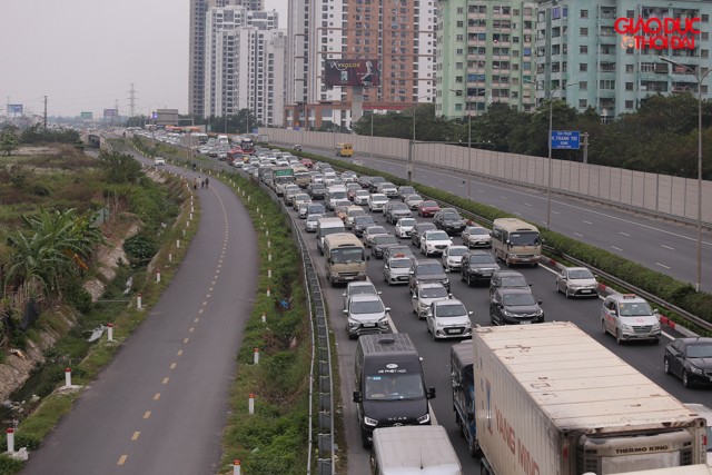 Người dân đổ về Hà Nội, dòng xe nối đuôi nhau kéo dài hàng km trên đường cao tốc