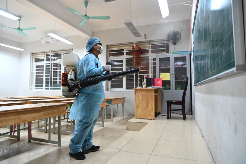 Hà Nội: Phun thuốc khử trùng trường học trong đêm phòng dịch do virus corona