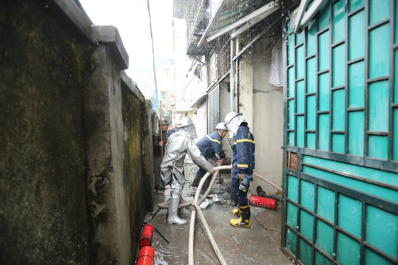 Hà Nội: Huy động xe máy cứu hỏa dập cháy trong ngõ nhỏ