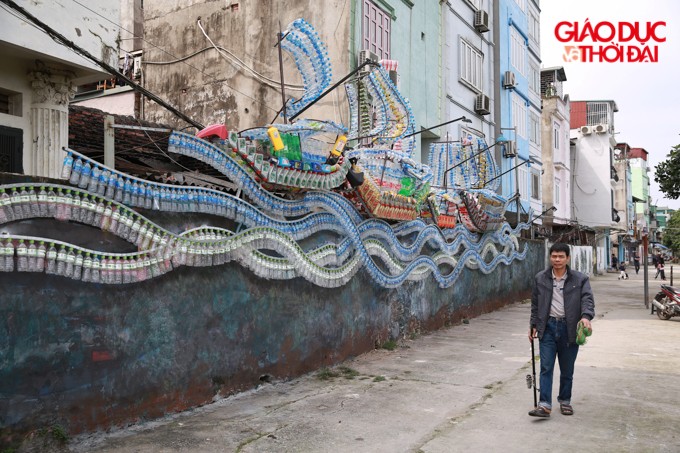 Hô "biến" bãi rác ven sông Hồng thành không gian nghệ thuật