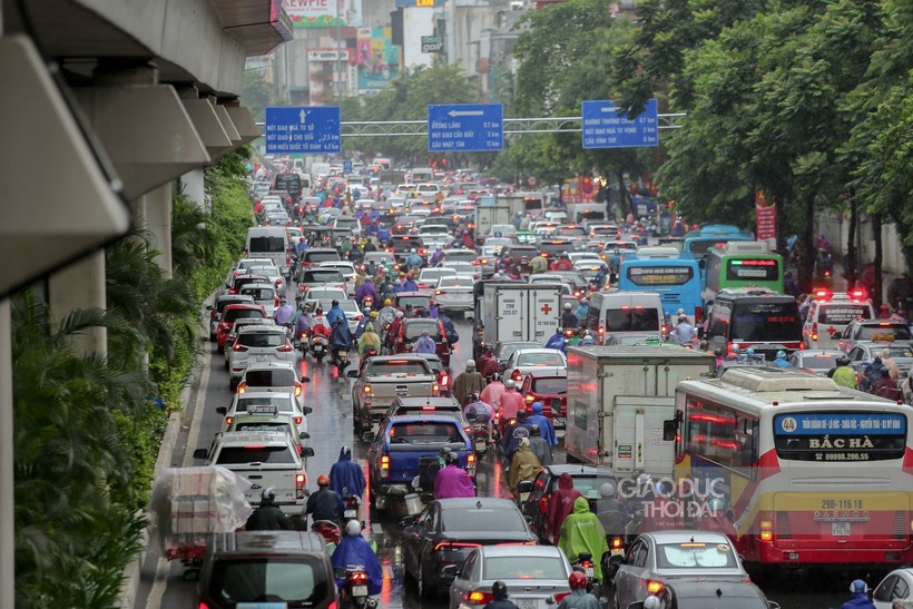 Trong cơn mưa sáng ngày hôm nay, nhiều tuyến đường hướng vào nội thành Hà Nội trở nên ùn tắc.