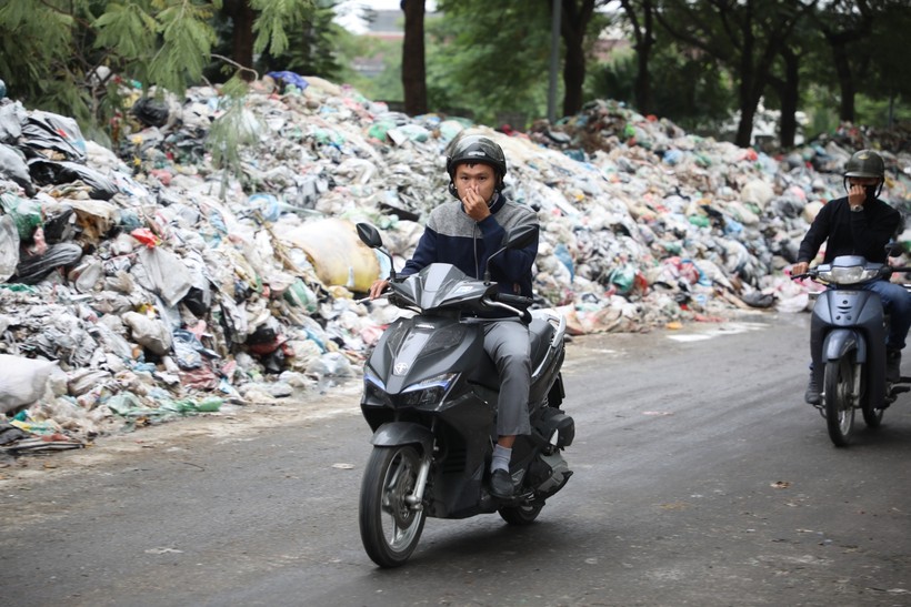 Núi rác ùn ú trong nội thành Hà Nội những ngày vừa qua do người dân các xã Nam Sơn ngăn xe chở rác đi vào khu xử lý chất thải Nam Sơn.