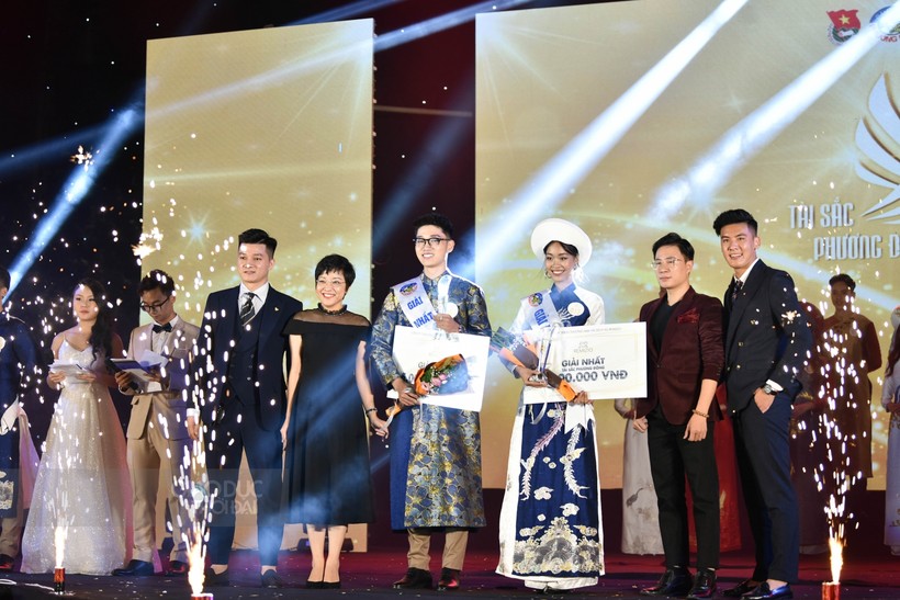 Nữ sinh Dương Phạm Kỳ Duyên (khoa Quản trị kinh doanh) và nam sinh Tạ Quang Huy (khoa Công nghệ thông tin) đã xuất sắc vượt qua các thí sinh khác để chiến thắng trong cuộc thi Tài sắc Phương Đông năm 2020.