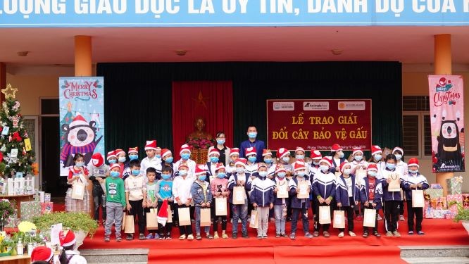 Đại diện Tổ chức Động vật Châu Á và Trường Tiểu học Hai Bà Trưng trao giải nhì cho các con học sinh khối 2 và 3.