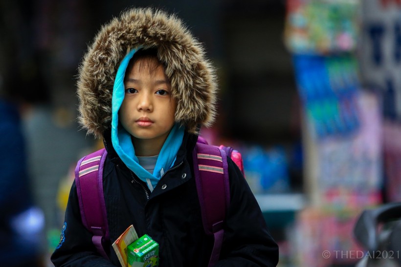 Học sinh được gia đình mặc nhiều lớp áo khoác để chống lại cái lạnh ngày hôm nay.