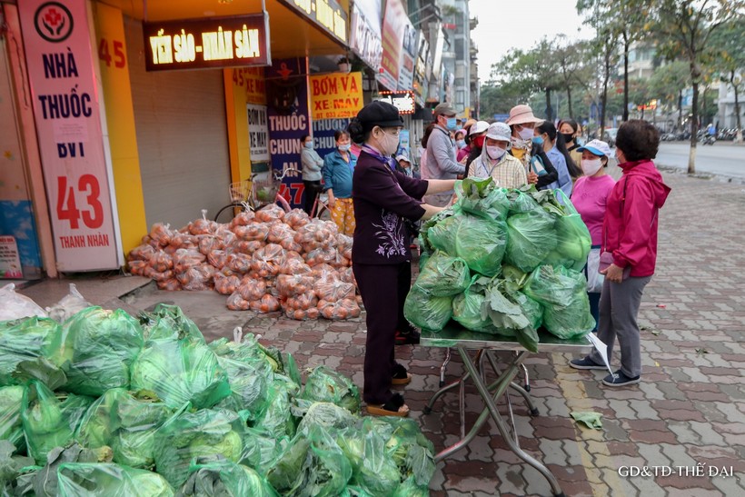 2 tấn bao gồm cam Hà Giang và nông sản Hải Dương đã được phát miễn phí cho bệnh nhân và người có hoàn cảnh khó khăn tại khu vực bệnh viện Thanh Nhàn.