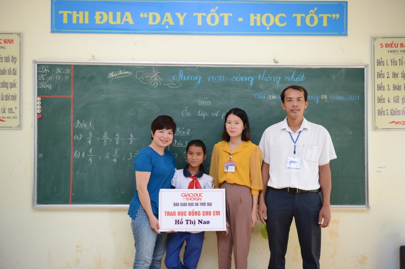 Bà Dương Thị Thanh Hương- Phó Tổng biên tập Báo Giáo dục và Thời đại (bìa trái) trao học bổng cho em Hồ Thị Nao.