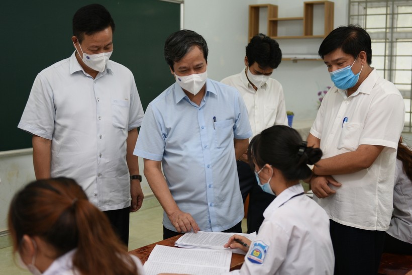 Bộ trưởng Nguyễn Kim Sơn tới thăm các em học sinh đang ôn tập chuẩn bị cho Kỳ thi tốt nghiệp THPT.