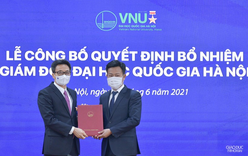 Phó Thủ tướng Vũ Đức Đam trao quyết định bổ nhiệm Giám đốc Đại học Quốc gia Hà Nội cho ông Lê Quân.