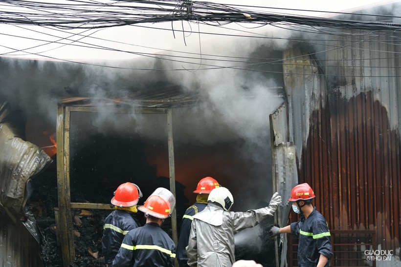 Cháy lớn tại kho hàng cạnh chung cư Đồng Tàu.