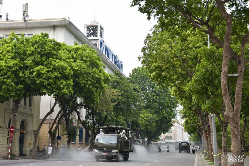Trong sáng ngày hôm nay, xe đặc chủng của Bộ Tư lệnh Thủ đô đã tiến hành phun khử khuẩn tại nhiều tuyến phố tại Hà Nội.