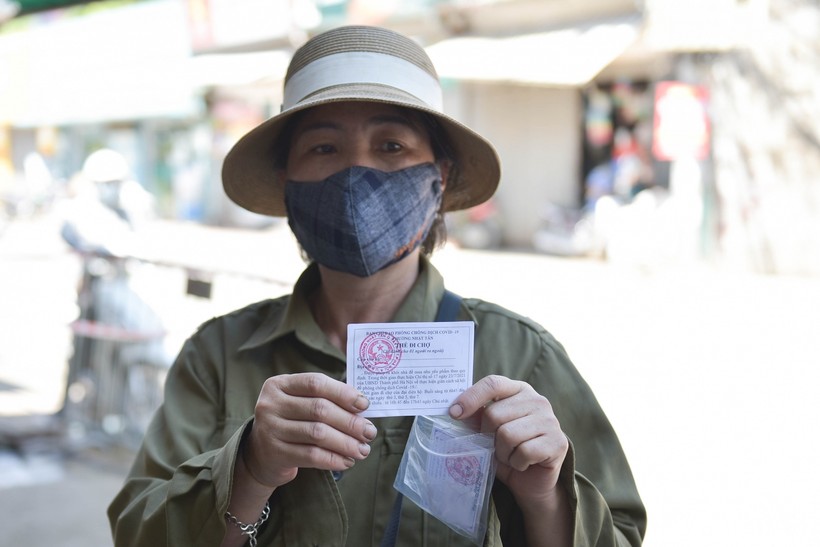 Thẻ đi chợ cho người dân tại chợ Nhật Tân.