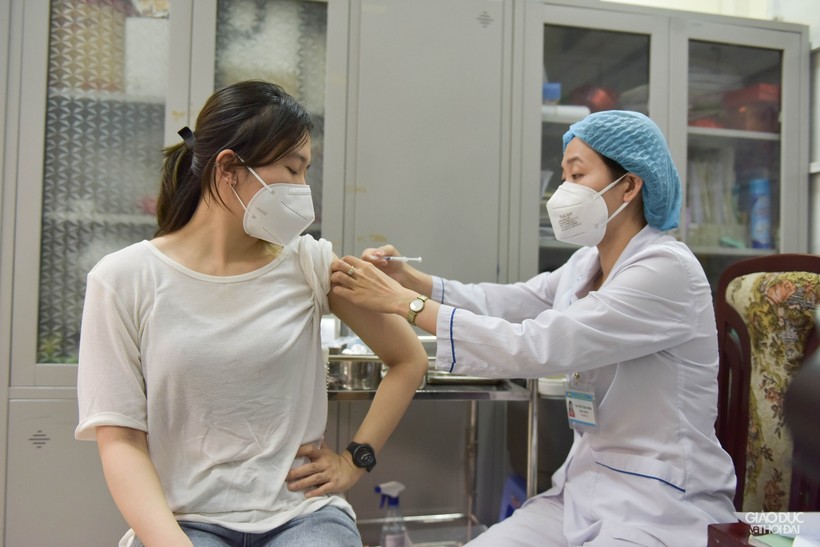 Quận Hoàn Kiếm triển khai chiến dịch tiêm chủng vắc xin phòng Covid-19 trên quy mô lớn để phòng ngừa chủ động, tạo miễn dịch cộng đồng trong thời gian sớm nhất với yêu cầu thực hiện tối đa 4.000 mũi tiêm/ngày. 