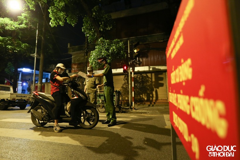 Lực lượng tại chốt chống dịch tại thành phố Hà Nội hoạt động 24/24.