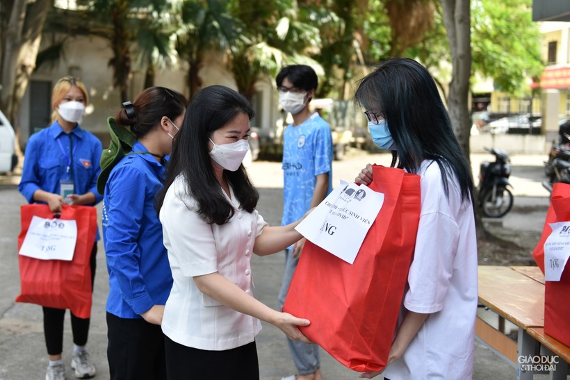Đồng chí Chu Hồng Minh, UV BTV Trung ương Đoàn, Thành uỷ viên, Bí thư Thành đoàn Hà Nội làm trưởng đoàn đã tới thăm, tặng quà “tiếp sức” cho 30 bạn sinh viên Học viện Tài chính.