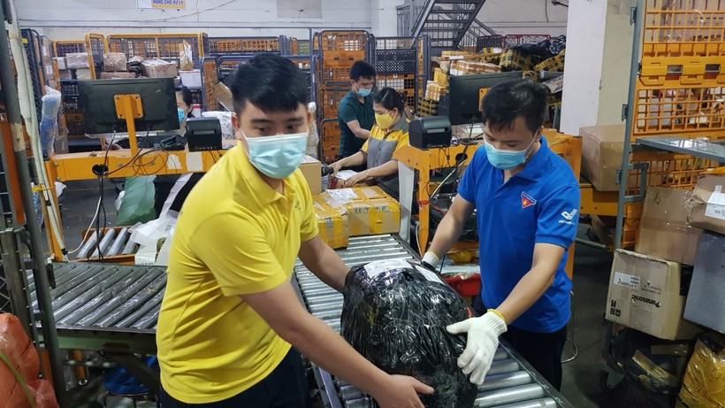 Đoàn thanh niên Bưu điện Việt Nam hỗ trợ lưu thoát hàng hóa trong thời gian giãn cách xã hội tại nhiều địa phương.