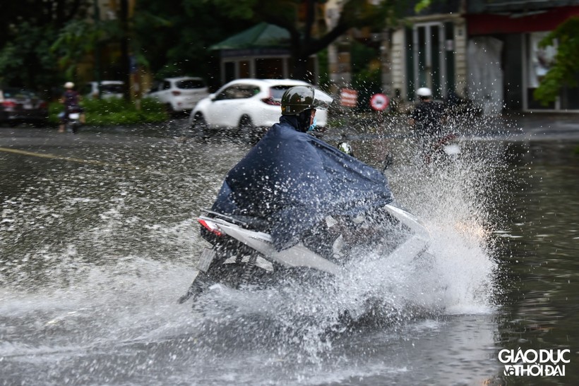 Nhiều điểm tại Hà Nội ngập sau cơn mưa kéo dài 1 giờ đồng hồ.