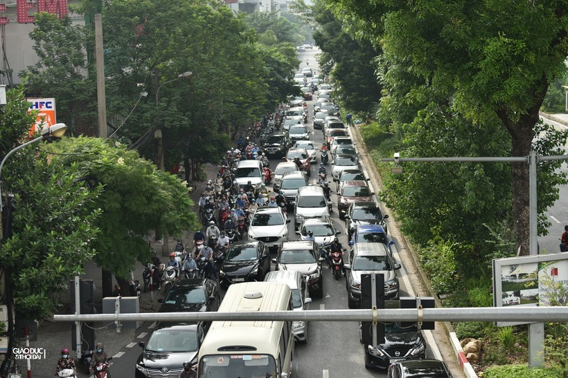 Tại nhiều tuyến đường tại Hà Nội trong sáng ngày hôm nay, lượng phương tiện giao thông đông đúc trở lại.