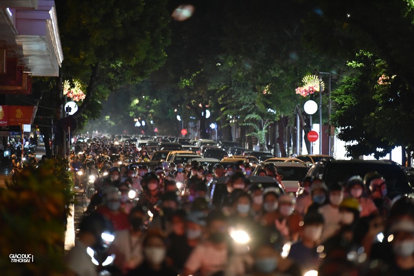 Nhiều con phố xung quanh hồ Hoàn Kiếm và các tuyến trung tâm Thủ đô đông người và xe.