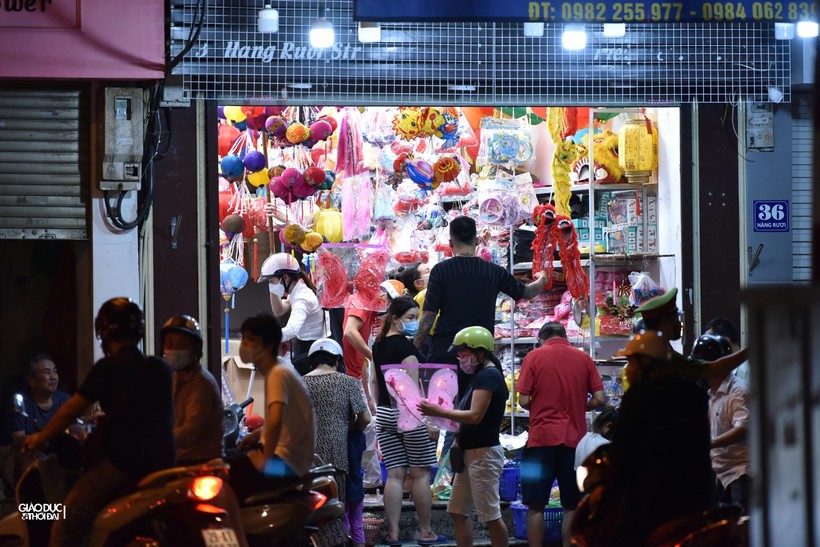 Ngày đầu Tp Hà Nội nới lỏng giãn cách cũng đúng ngày Rằm Trung thu, nhiều người dân cũng tranh thủ đưa trẻ nhỏ lên phố Hàng Mã để dạo phố, mua đồ chơi...