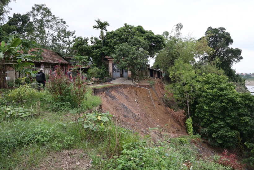 Chục hộ dân huyện Ba Vì lo lắng trước tình trạng sạt lở đất nghiêm trọng.