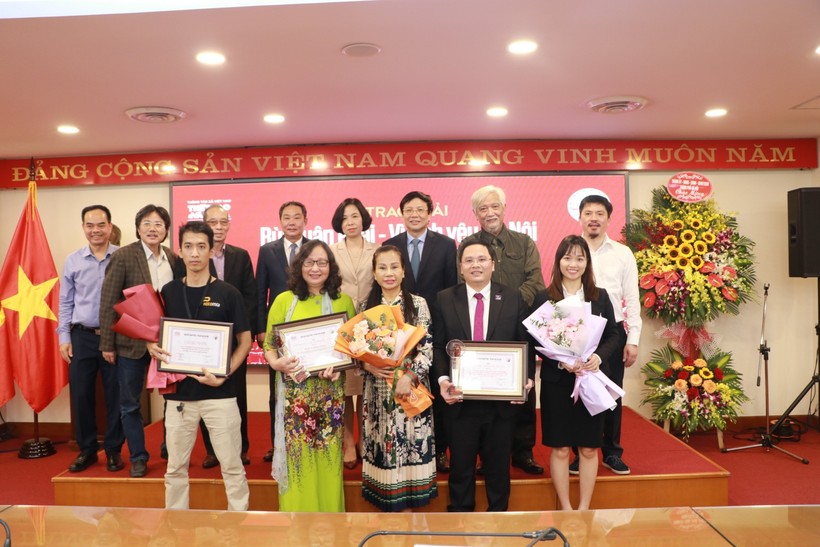 Phó Chủ tịch Thường trực UBND Thành phố Hà Nội Lê Hồng Sơn và Tổng Giám đốc TTXVN Vũ Việt Trang cùng các tác giả đoạt giải. 
