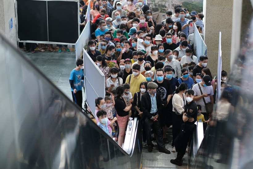 Hàng dài người dân xếp hàng để lên tàu điện đô thị Cát Linh- Hà Đông trong ngày thứ 2 đi vào vận hành.