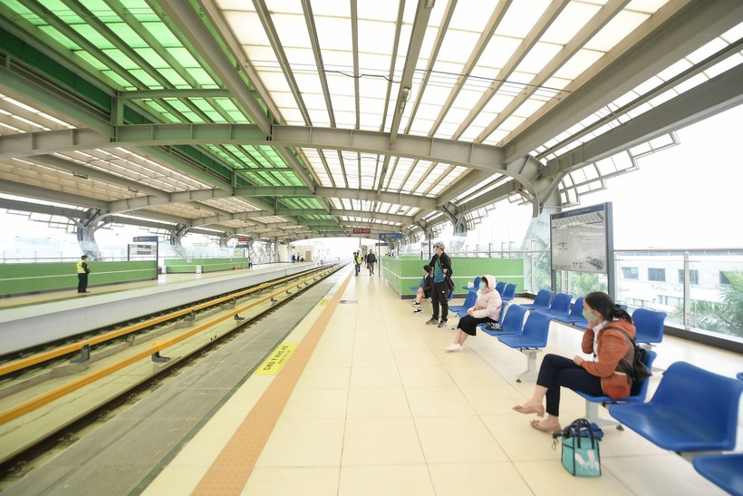 Tại nhiều điểm ga trên tuyến đường sắt Cát Linh- Hà Đông lượng khách không đông như ngày hôm qua.