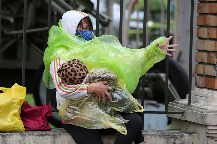 Không khí lạnh đến bất ngờ sau nhiều ngày nắng ấm đã làm cho nhiều người dân phải mặc thêm áo mưa để tránh gió lạnh.