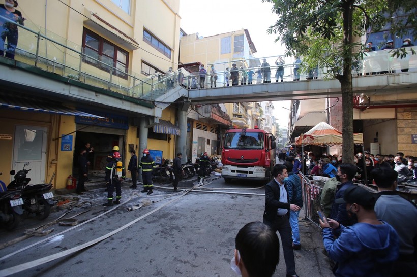 Khoảng 11h đám cháy được phát hiện tại một nhà dân sát chợ.
