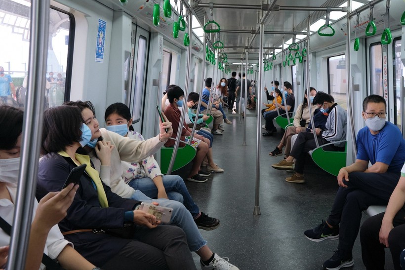 Người dân trên tàu điện Cát Linh - Hà Đông ngày đầu tiên thu phí.