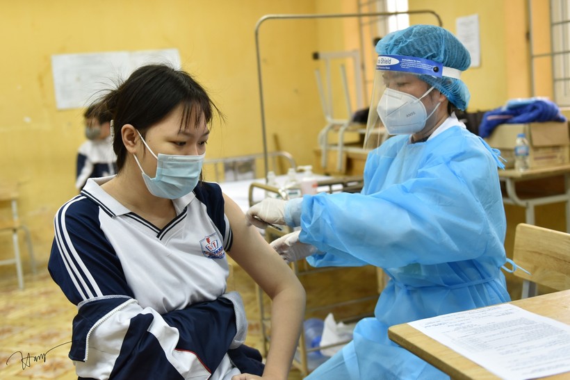Ngày đầu tiên nhiều trường tại TP Hà Nội tiến hành tiêm vắc xin Covid-19 cho học sinh tại trường học.