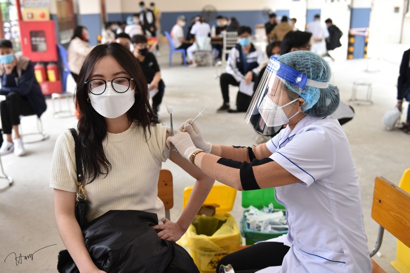 Trong sáng ngày hôm nay, quận Hoàng Mai bắt đầu triển khai tiêm vắc xin Covid-19 cho học sinh trên địa bàn quận.