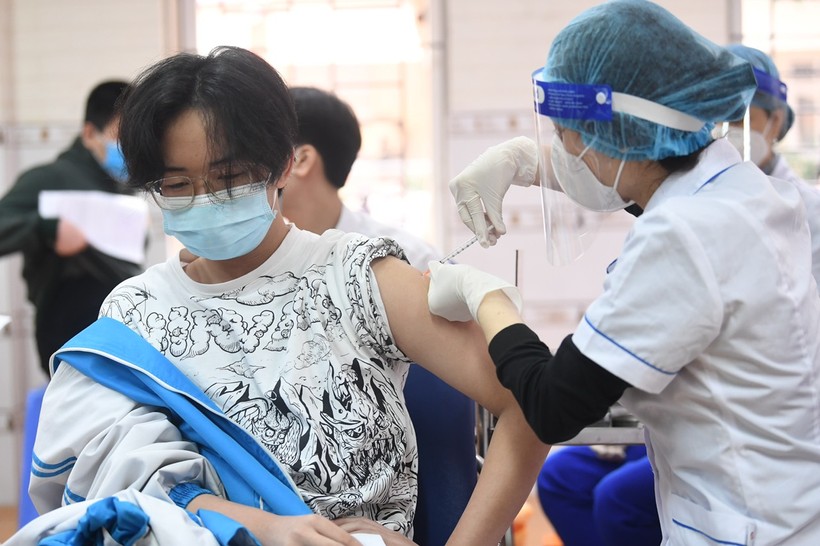 Trong sáng ngày hôm nay, khối học sinh lớp 9 trên địa bàn thành phố Hà Nội đã bắt đầu tiêm vắc xin Covid-19.