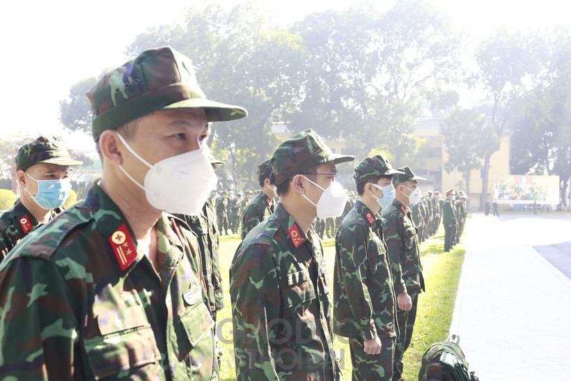 Hơn 300 cán bộ, học viên Học viện Quân y đã lên đường vào các tỉnh phía Nam để chống dịch.