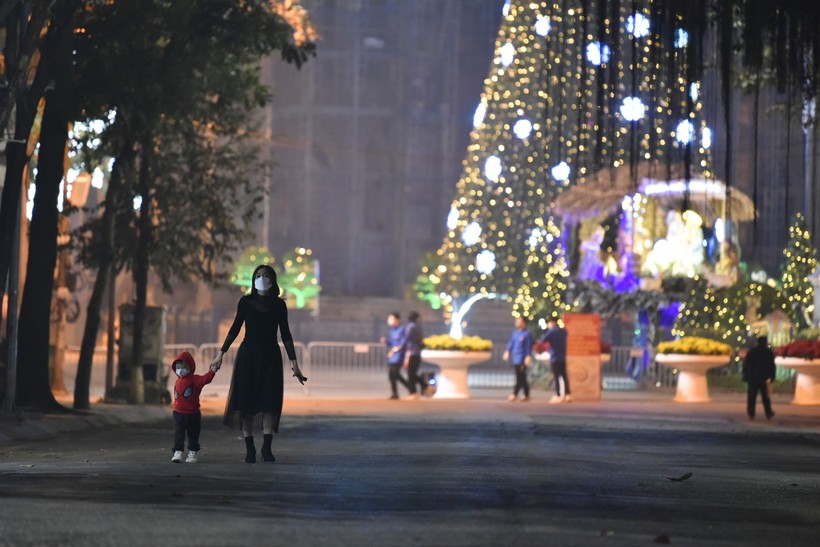 Không còn tình trạng ùn tắc, đông đúc như mọi năm, Noel tại Hà Nội năm nay người dân có thể thoải mái đi lại ngoài đường.