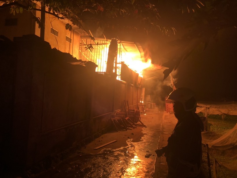 Cháy lớn tại xưởng chế bến gỗ rộng 70m2 tại quận Hoàng Mai.
