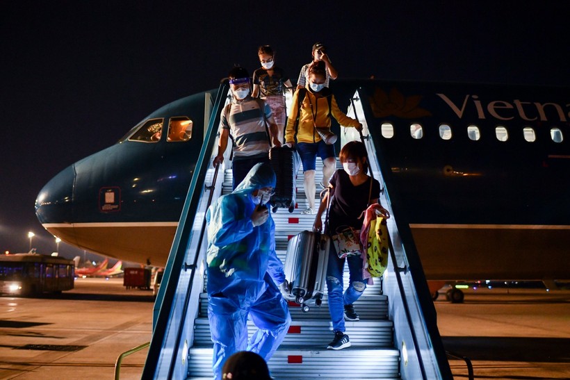 Chuyến bay quốc tế thường lệ đầu tiên chính thức đến Việt Nam tại sân bay Tân Sơn Nhất- TP Hồ Chí Minh.