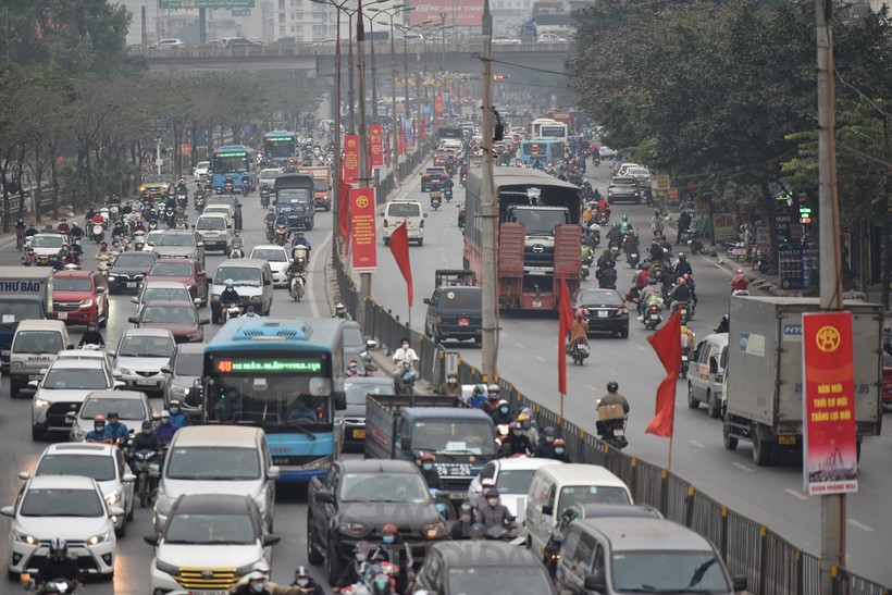 Lượng phương tiện cá nhân đổ về thành phố Hà Nội tăng cao, nhưng năm nay không xảy ra hiện tượng ùn tắc kéo dài như mọi năm.