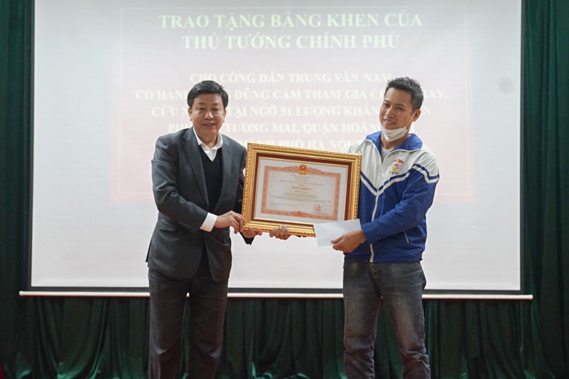 Phó Chủ tịch UBND TP Hà Nội Dương Đức Tuấn đã trao Bằng khen của Thủ tướng Chính phủ anh Trung Văn Nam.