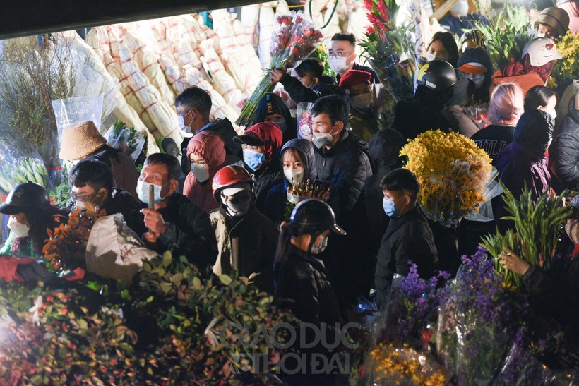Chợ hoa đêm Quảng An tấp nập người đến mua hoa.