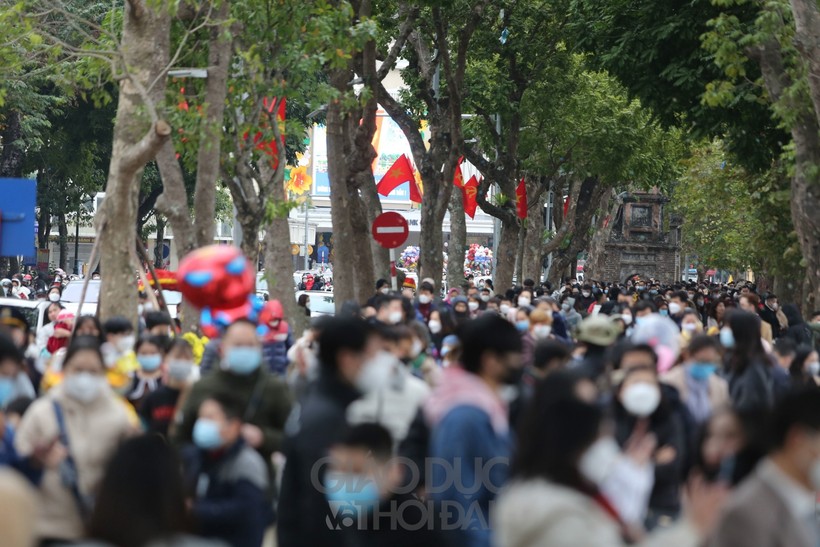Rất đông người dân đã ra khu vực Hồ Hoàn Kiếm để du xuân.