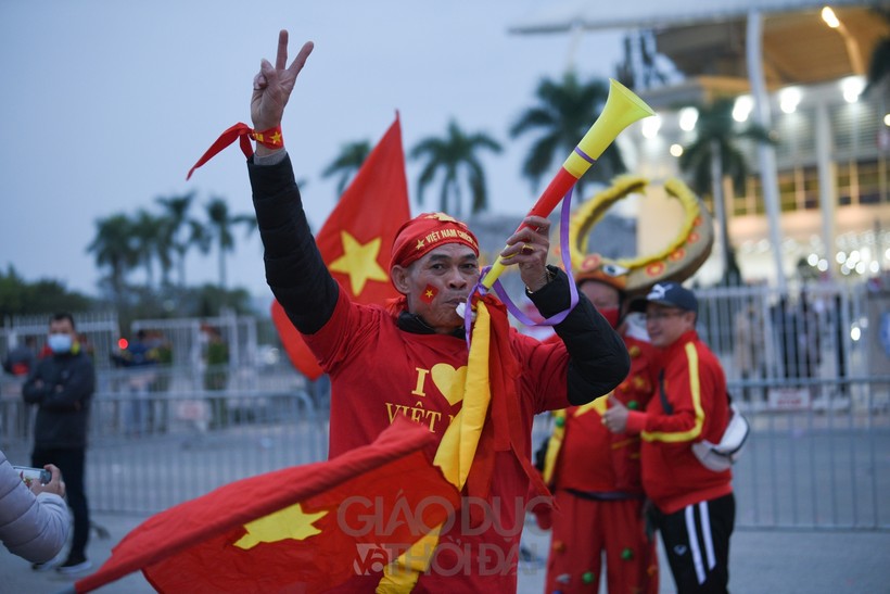 CĐV với cờ, áo đếnn cổ vũ cho đội tuyển Việt nam.