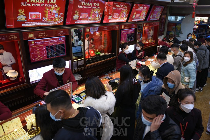 Cho dù đêm, lượng khách hàng đổ về cửa hàng vàng Bảo Tín Minh Châu lại càng đông hơn.