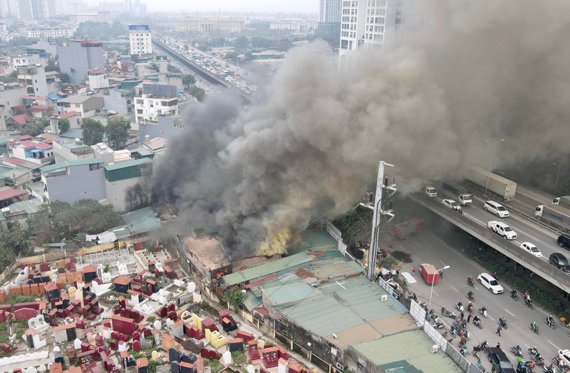 Toàn cảnh vụ hỏa hoạn trên đường Nguyễn Xiển.