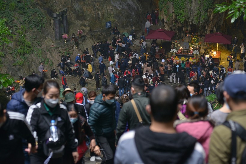 Hàng ngàn lượt khách đã đến khu di tích chùa Hương trong ngày đầu tiên mở cửa.