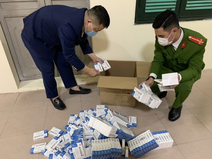 2.400 hộp thuốc Liên Hoa Thanh Ôn, 1.000 kit test Covid-19 nhập lậu đã bị lực lượng chức năng thu giữ trong ngày 3/3.