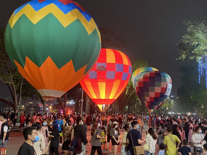 Nhiều người đổ về phố đi bộ Hồ Gươm để chiêm ngưỡng khinh khí cầu.