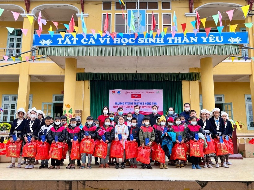 Hơn 400 suất quà và tiền mặt đã trao cho trường mầm non xã Hồng Thái để sửa chữa, xây dựng điểm trường mầm non Khuổi Phầy.
