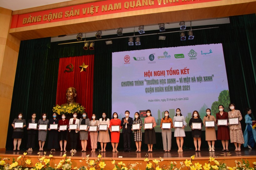 UBND quận Hoàn Kiếm đã trao trao Giấy chứng nhận tích cực tham gia các hoạt động bảo vệ môi trường cho các nhà trường.